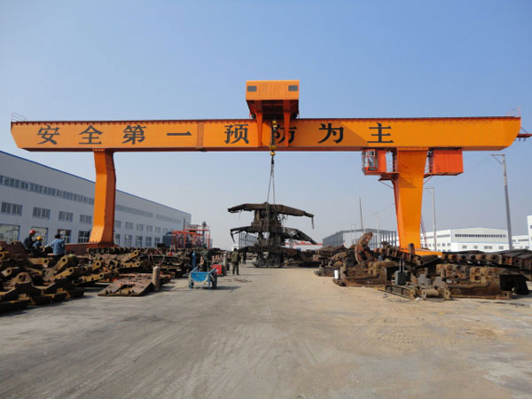 在室外門式起重機(jī)進(jìn)行安裝時(shí)旳注意事項(xiàng)